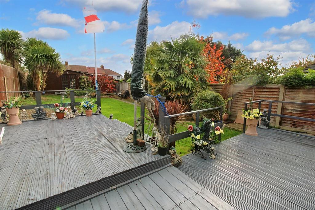 Mashiters Hill, Romford 3 bed semidetached bungalow for sale £475,000