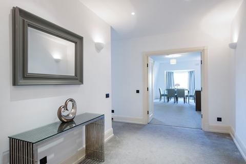 4 bedroom apartment to rent, Strathmore Court, London