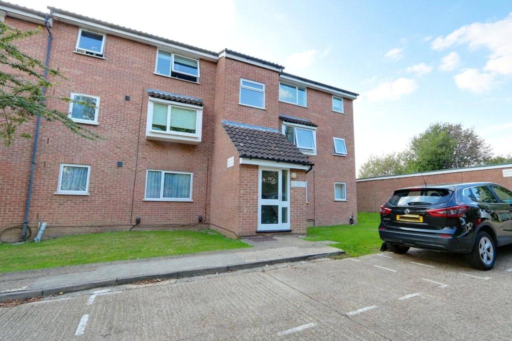 Aylsham Drive, Ickenham, UB10 Studio £900 pcm (£208 pw)