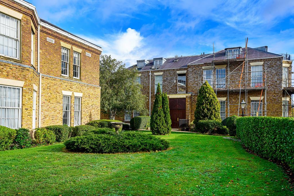 Princess Park Manor, Royal Drive, N11 3 bed apartment £2,500 pcm (£