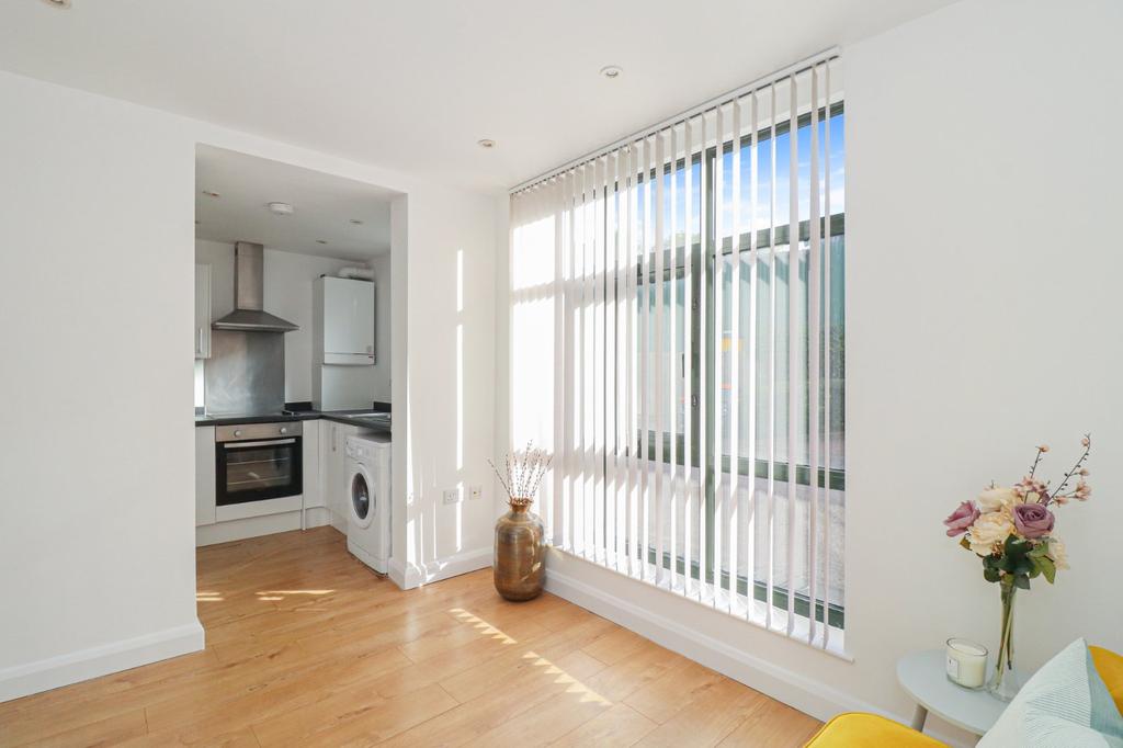 3 Clifton Court, Corner Hall, Hemel... 1 bed flat £176,400