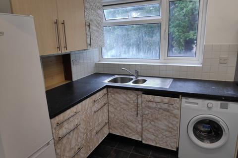 2 bedroom flat to rent, Station Road, Redhill