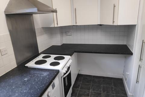 2 bedroom flat to rent, Station Road, Redhill