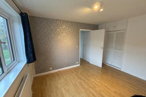 2 bedroom flat to rent, Station Road, Redhill