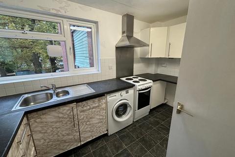 2 bedroom flat to rent, Station Road, Redhill