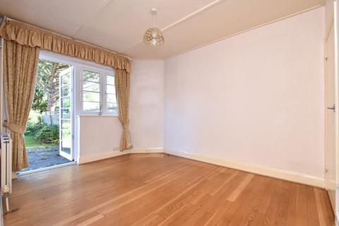 16 Ravensmead Road, Bromley, BR2 0BT
