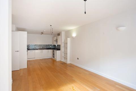 2 bedroom flat to rent, Greenbanks Close, London SE13