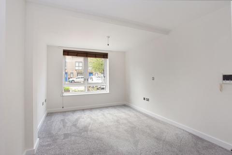 2 bedroom flat to rent, Greenbanks Close, London SE13