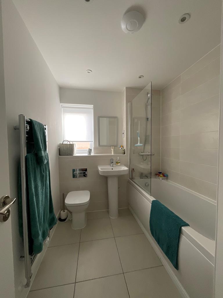 8 Rumsney - Family Bathroom