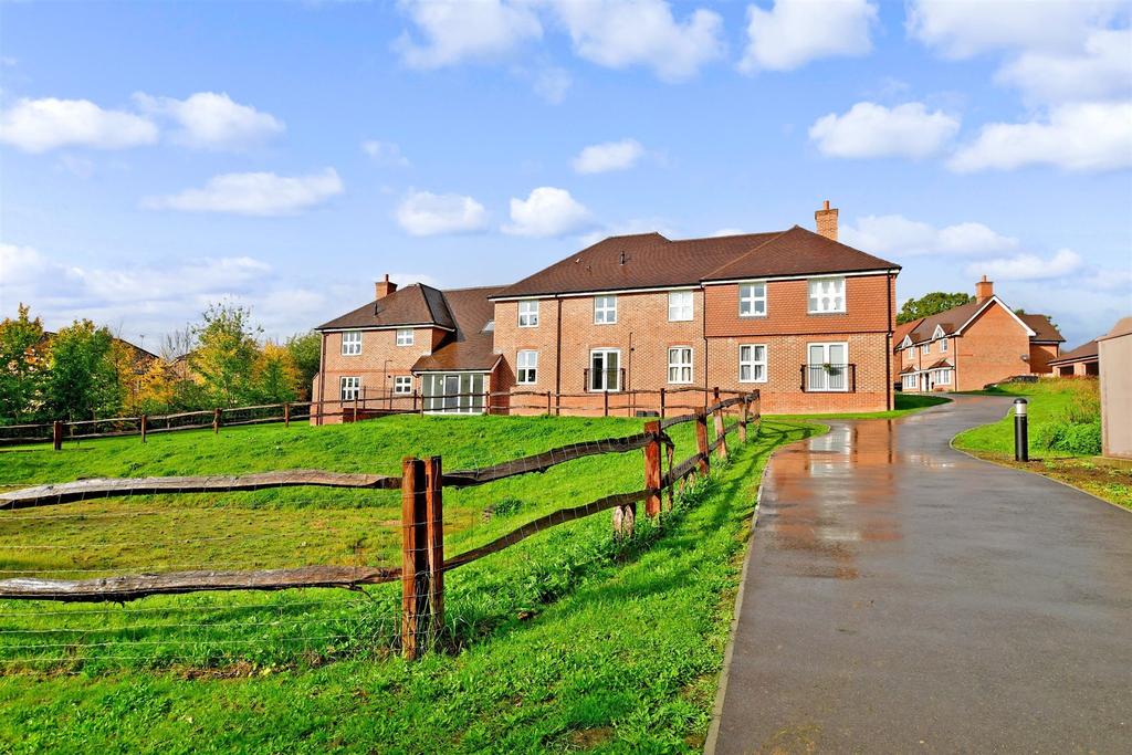 Bramley Vale, Cranleigh, Surrey 2 bed flat for sale £325,000