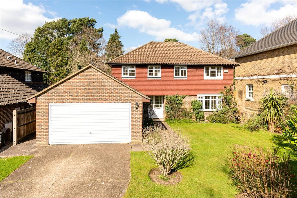 Steels Lane, Oxshott, Leatherhead, Surrey, KT22 4 bed detached house