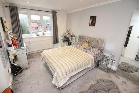 77 Hatch Gardens, Tadworth, KT20 5LD