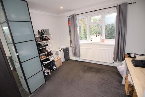 77 Hatch Gardens, Tadworth, KT20 5LD