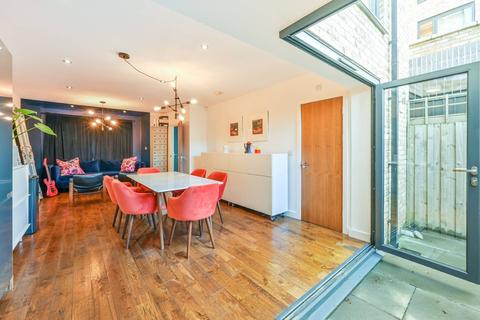 4 bedroom end of terrace house to rent - Queens Road West, Plaistow, London, E13