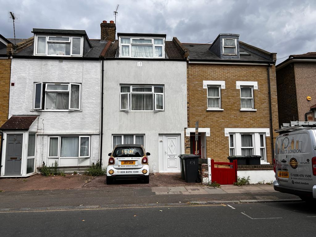 Gilmore Road, SE13 5AB 4 bed townhouse £2,200 pcm (£508 pw)