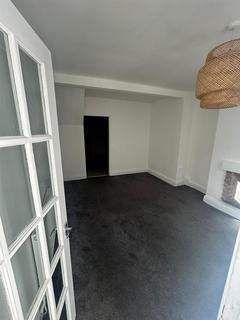 2 bedroom terraced house to rent, Banner Street, Liveprool