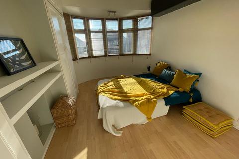 63 Elmer Gardens, Isleworth, TW7 6EZ
