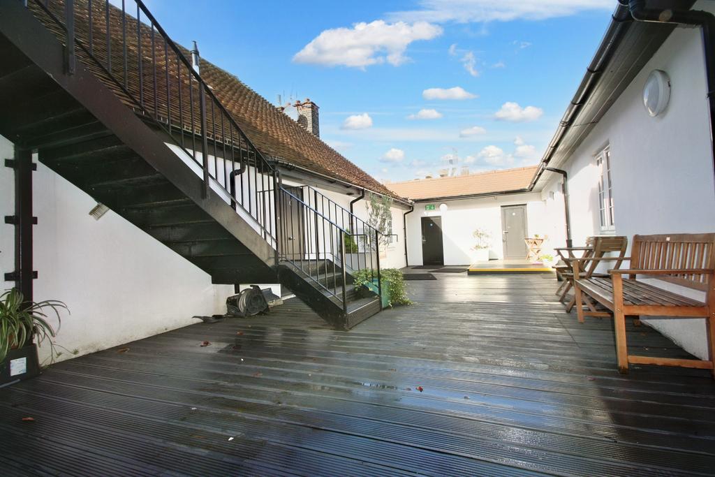 Shenley Road, Borehamwood WD6 1AA 2 bed apartment for sale £350,000