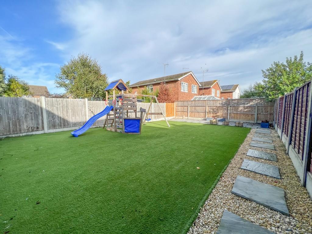 Leslie Gardens, Rayleigh 3 bed semidetached house £375,000