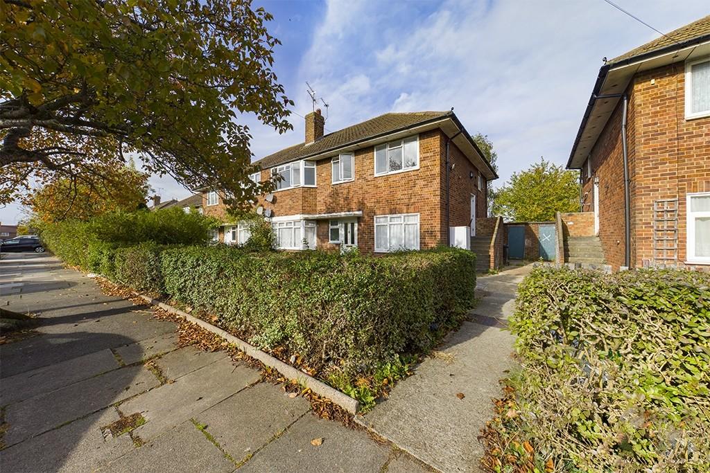 Newbury Way, Northolt 3 bed £1,495 pcm (£345 pw)