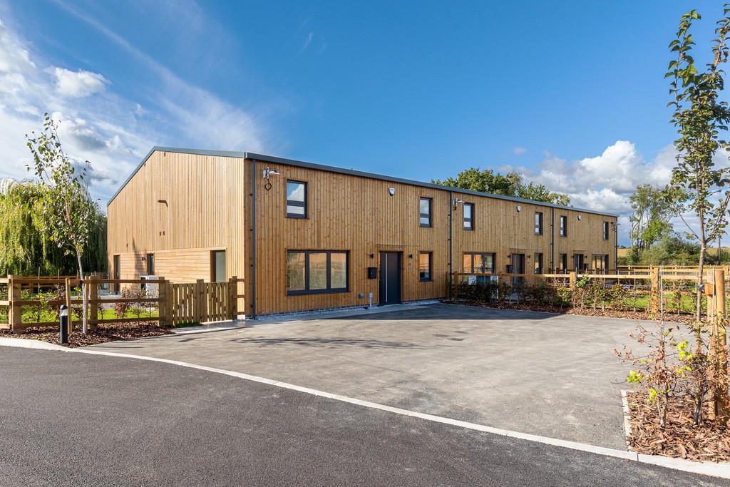 Raddel Lane, Higher Whitley 4 bed barn conversion £3,500 pcm (£808 pw)