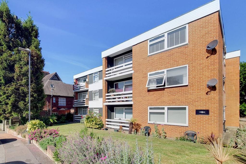 South Hill Avenue, Harrow on the... 2 bed flat £3,900 pcm (£900 pw)
