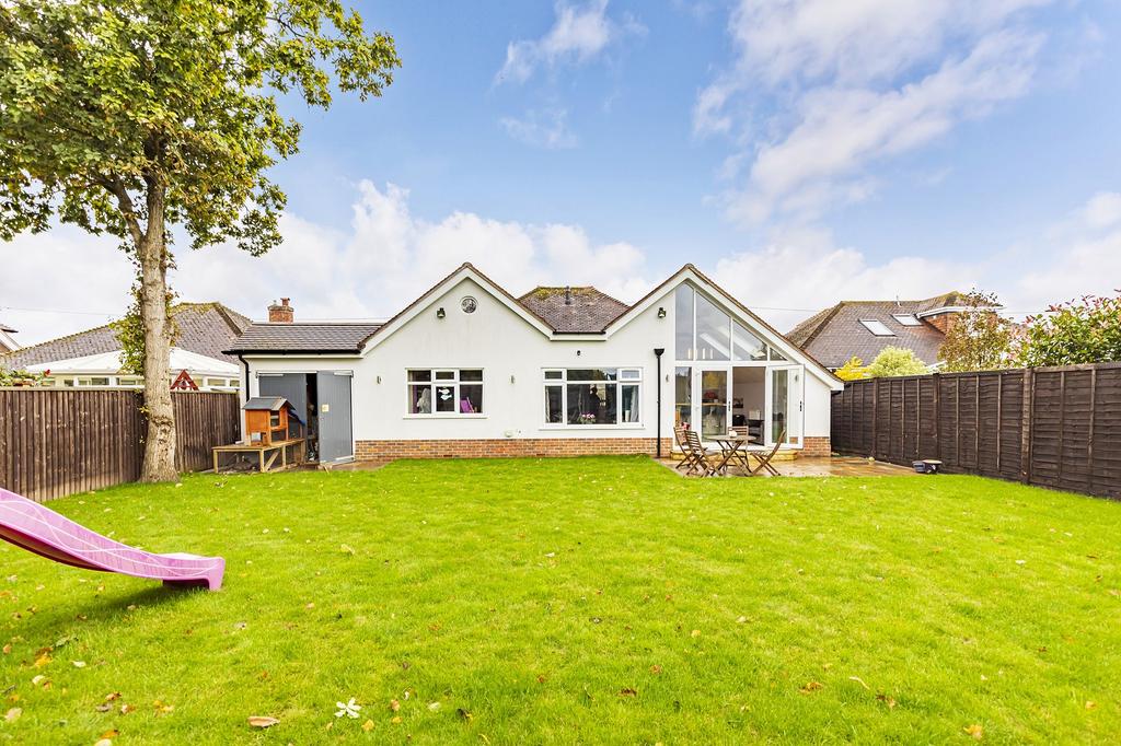 High Ridge Crescent, Ashley, New Milton, Hampshire. BH25 5BT 3 bed