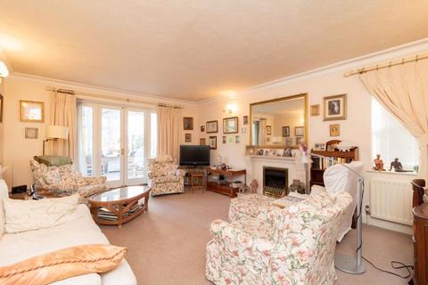 30 Mayes Close, Warlingham, CR6 9LB
