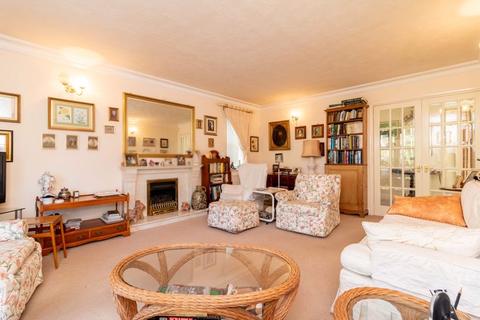 30 Mayes Close, Warlingham, CR6 9LB