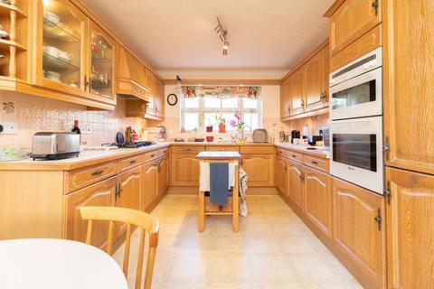 30 Mayes Close, Warlingham, CR6 9LB