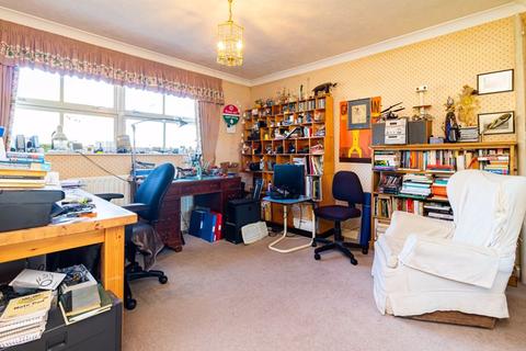 30 Mayes Close, Warlingham, CR6 9LB
