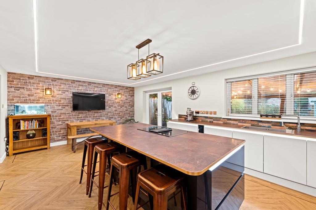 Westmead Avenue, Wisbech, Cambs, PE13 2SL 4 bed semidetached house for