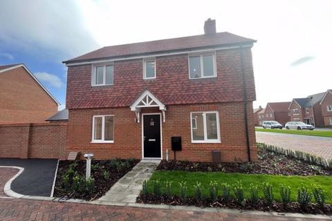 3 bedroom detached house to rent, Piper Way, Chichester