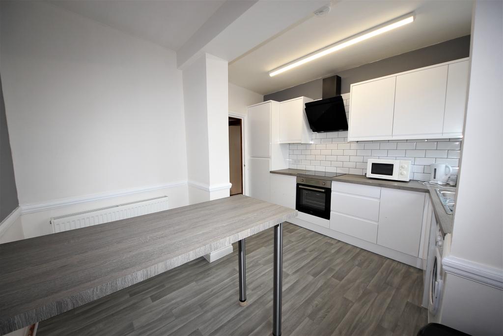 Wimborne Road, Winton Banks, Bournemouth 3 bed flat £1,455 pcm (£336 pw)