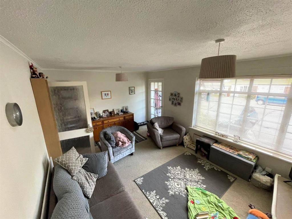 Lonsdale Drive, Rainham, 3 bed house £1,250 pcm (£288 pw)