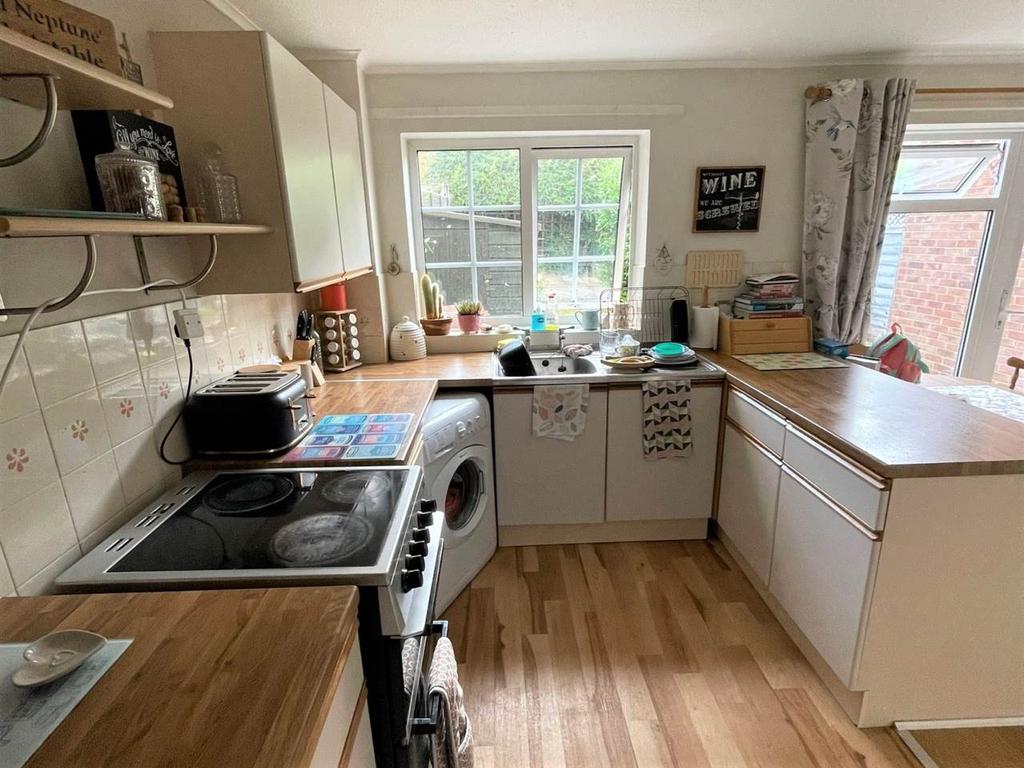 Lonsdale Drive, Rainham, 3 bed house £1,250 pcm (£288 pw)