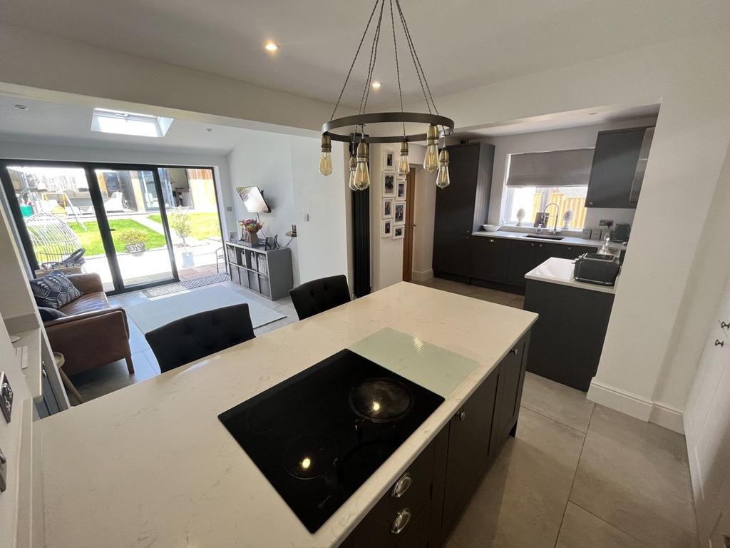 Park Avenue, Abergavenny, NP7 3 bed semidetached house £375,000