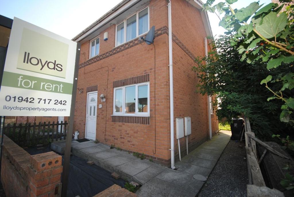 Bolton Road, Bamfurlong, Wigan WN2 2 bed semidetached house £425 pcm
