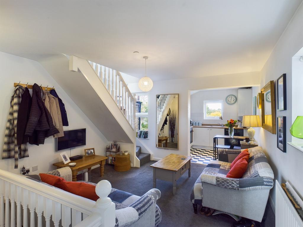 Hurst Road, West Molesey, Surrey, KT8 2 bed £349,950