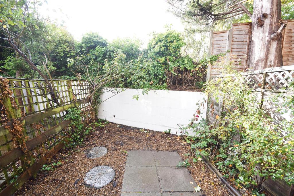Lion Road, Twickenham 3 bed terraced house £2,600 pcm (£600 pw)