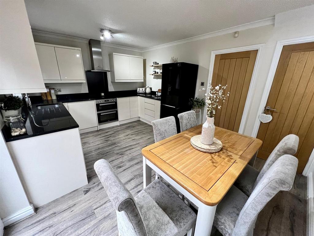 Surrey Drive, Kingswinford, DY6 8HR 3 bed terraced house £230,000