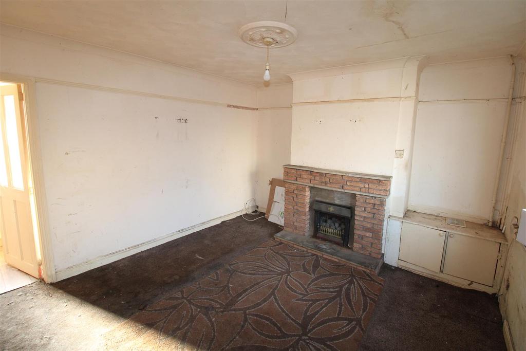 Cooper Avenue, Brierley Hill 2 bed semidetached house £130,000