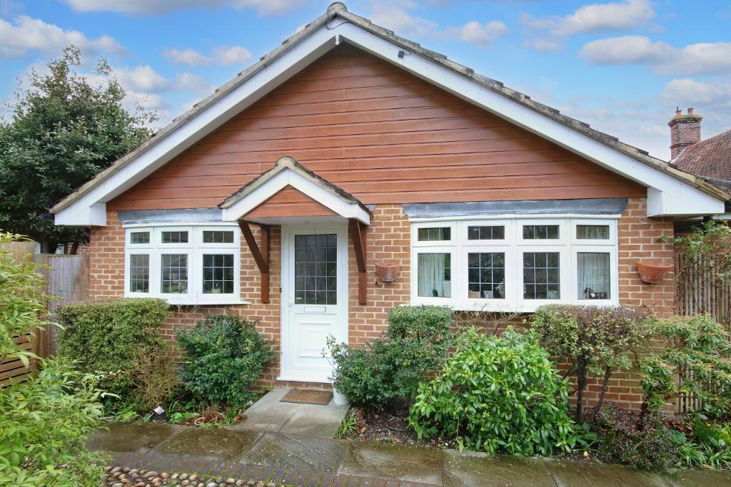 PARK LANE, ASHTEAD, KT21 2 bed detached bungalow for sale £780,000