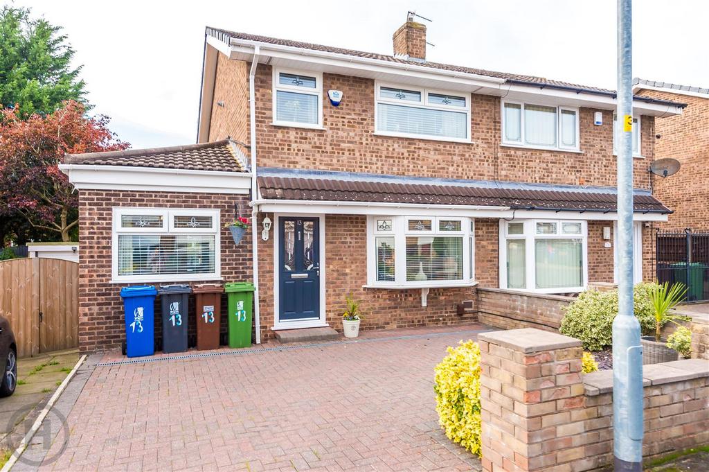 Troutbeck Drive, Astley, Manchester 3 bed semidetached house £260,000