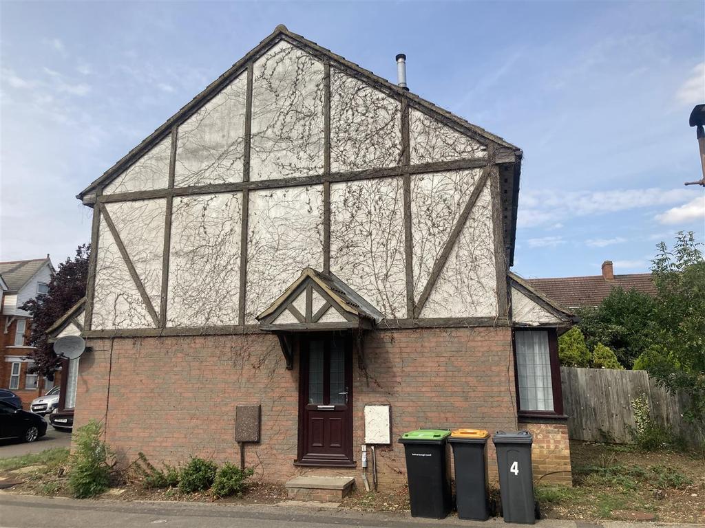 Queensbury Close, Bedford 1 bed end of terrace house £750 pcm (£173 pw)