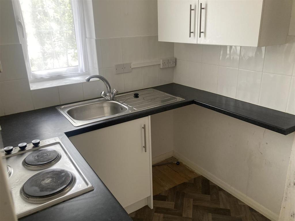 Queensbury Close, Bedford 1 bed end of terrace house £750 pcm (£173 pw)