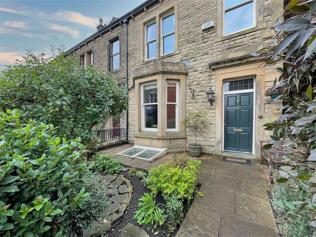 King Street, Clitheroe, Ribble Valley 6 bed end of terrace house £475,000