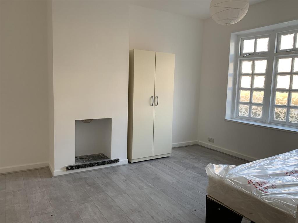 Mellitus Street, Shepherds Bush, London Private hall £700 pcm (£162 pw)