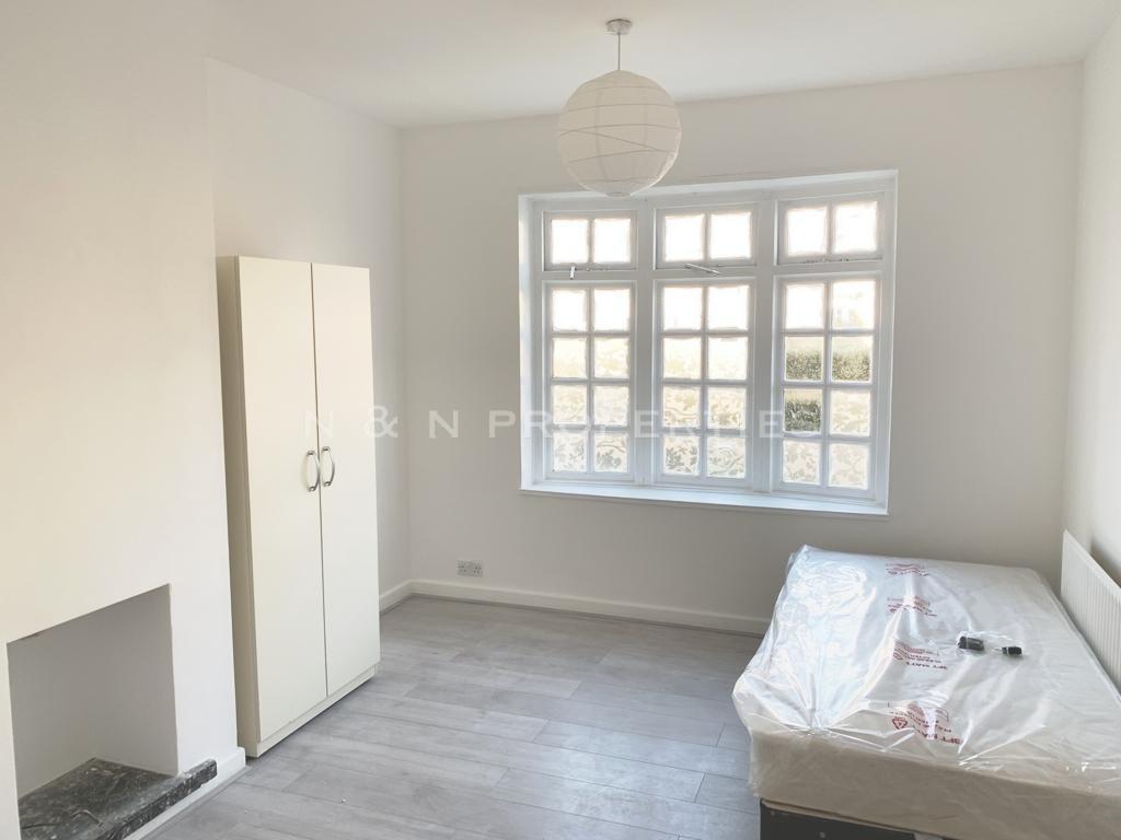 Mellitus Street, Shepherds Bush, London Private hall £700 pcm (£162 pw)