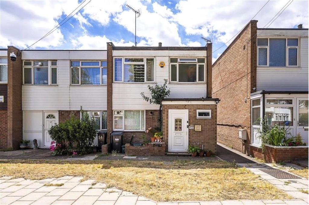 Boston Manor Road, Brentford, TW8 3 bed end of terrace house £525,000